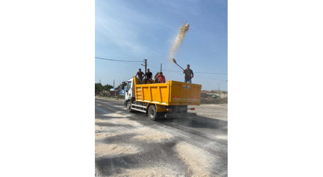 Edirne&rsquo;de mucur asfalt sıcaktan eridi
