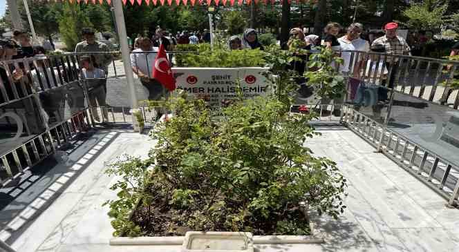 15 Temmuz Şehidi Ömer Halisdemir’in kabrine ziyaretçi akını