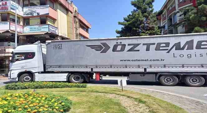 Yasak yola giren tır trafiği tıkadı
