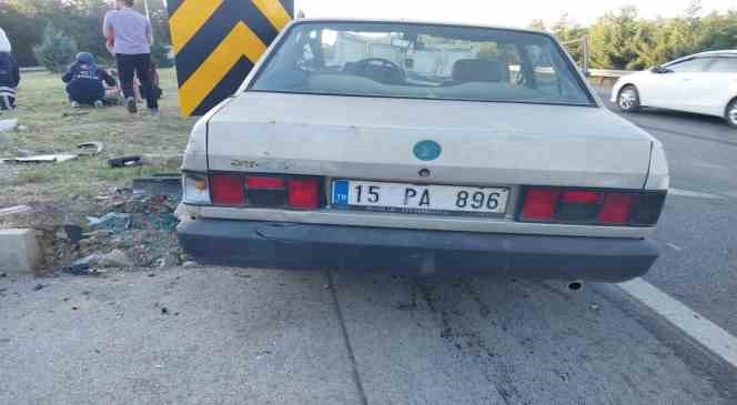 Burdur&rsquo;da 2 otomobil &ccedil;arpıştı, 2 kişi yaralandı

