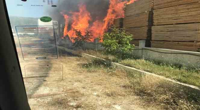 Burdur&rsquo;da kereste fabrikası alevlere teslim oldu
