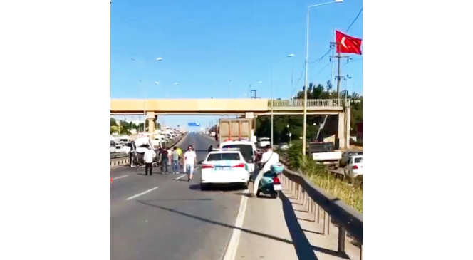 Lastiği patladığı için emniyet şeridine park eden kamyona otomobil çarptı