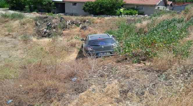 Telefon direğini yıkıp şarampolden aşağı düşen otomobilde 4 kişi yaralandı