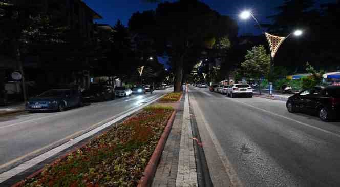 Isparta’nın cadde ve sokakları ışıl ışıl oldu