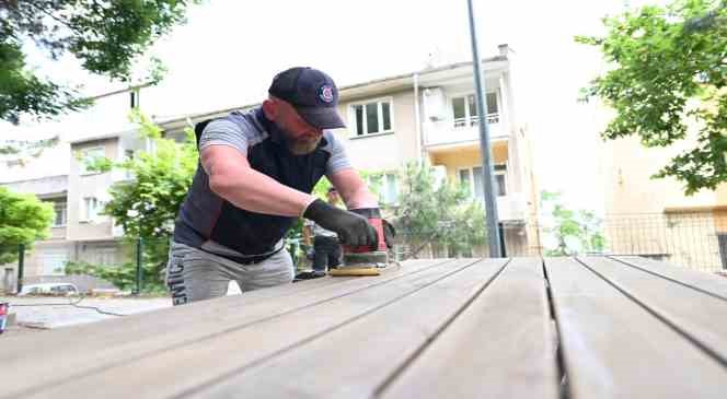 Karesi&rsquo;de parklarda yenileme &ccedil;alışmaları s&uuml;r&uuml;yor
