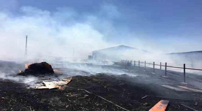 Adıyaman&rsquo;da 50 kamyon saman balyası yandı
