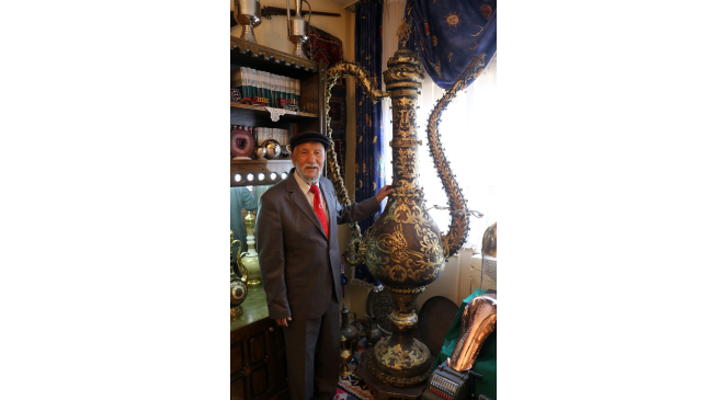 İki katlı evinin üst katını mini müzeye dönüştürdü