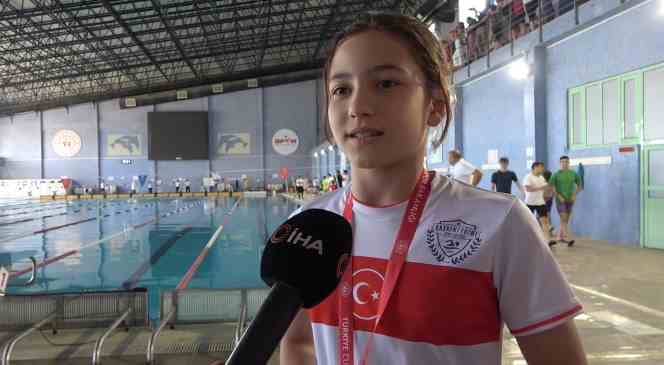 224 sporcu, 15 Temmuz şehitleri anısına y&uuml;zd&uuml;
