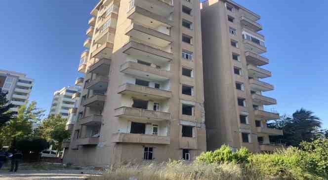 Ağır hasarlı binanın 7&rsquo;nci katından d&uuml;şen şahıs &ouml;ld&uuml;
