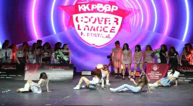 Koreli sanat&ccedil;ılar Antalya&rsquo;da depremzedeler i&ccedil;in sahne aldı
