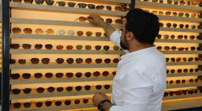 G&ouml;zl&uuml;k&ccedil;&uuml;ler Odası Başkanı&rsquo;ndan sahte g&uuml;neş g&ouml;zl&uuml;ğ&uuml; uyarısı
