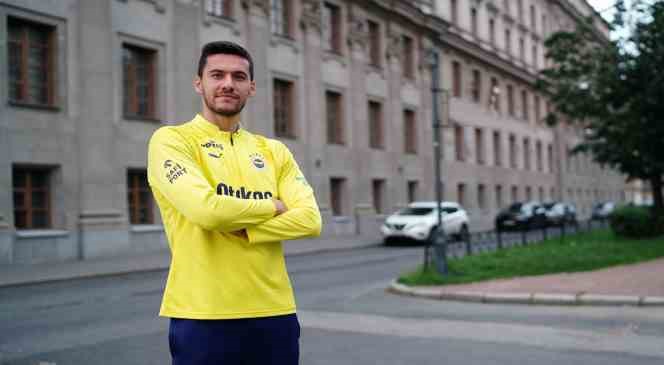 Umut Nayir: "Fenerbah&ccedil;e bizi bu formaya layık g&ouml;rd&uuml;yse bizim &uuml;st&uuml;m&uuml;ze d&uuml;şen de sahaya &ccedil;ıktığımızda b&uuml;t&uuml;n herkesin memnun olacağı m&uuml;cadeleyi ortaya koymak"
