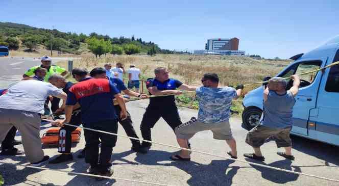 Minib&uuml;s&uuml;n k&ouml;pr&uuml;den d&uuml;şmemesi i&ccedil;in iple sımsıkı tuttular
