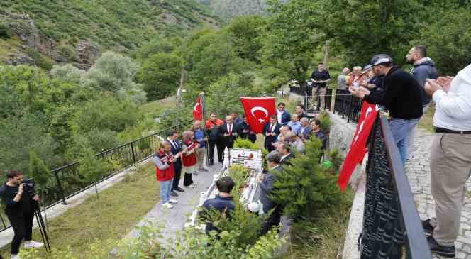 Şehit &ouml;ğretmen Necmettin Yılmaz kabri başında anıldı
