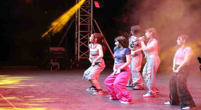 Koreli sanatçılar Antalya’da depremzedeler için sahne aldı