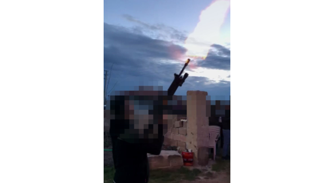 T&uuml;fekli d&uuml;ğ&uuml;n magandası havaya ateş a&ccedil;arken yakalandı
