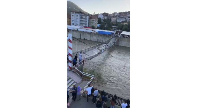 Yıkılma tehlikesi olan k&ouml;pr&uuml;ye &ccedil;ıkarak canını hi&ccedil;e saydı
