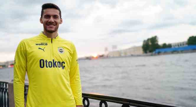 Umut Nayir: "Fenerbahçe bizi bu formaya layık gördüyse bizim üstümüze düşen de sahaya çıktığımızda bütün herkesin memnun olacağı mücadeleyi ortaya koymak"