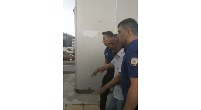 Yıkılma tehlikesi olan köprüye çıkarak canını hiçe saydı