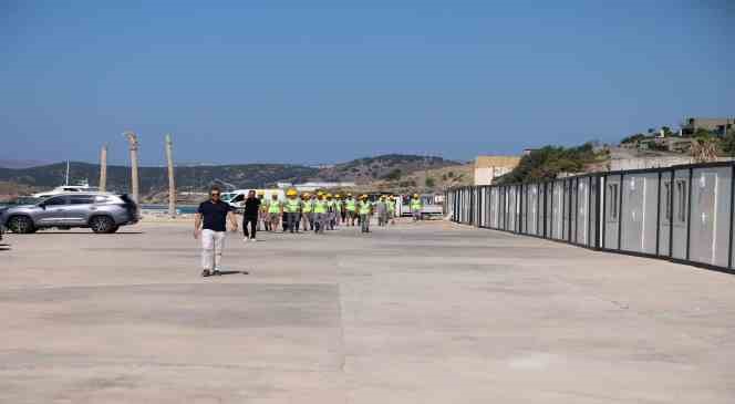 Sahildeki 22 konteyneri belediye ekipleri kaldırdı