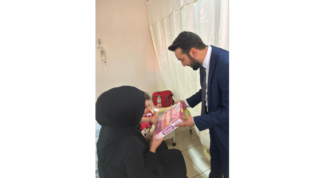 Başhekimden &ccedil;ocuklara oyuncak s&uuml;rprizi

