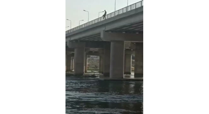 Metrelerce yüksekten Dicle Nehri’ne atlayan çocuklar yürekleri ağza getirdi