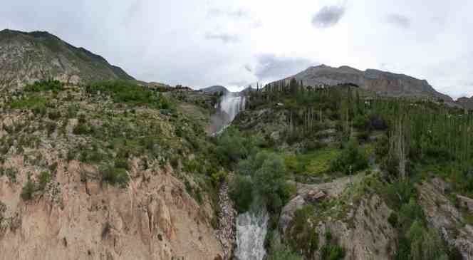 T&uuml;rkiye&rsquo;nin en y&uuml;ksek şelalesine turist akını
