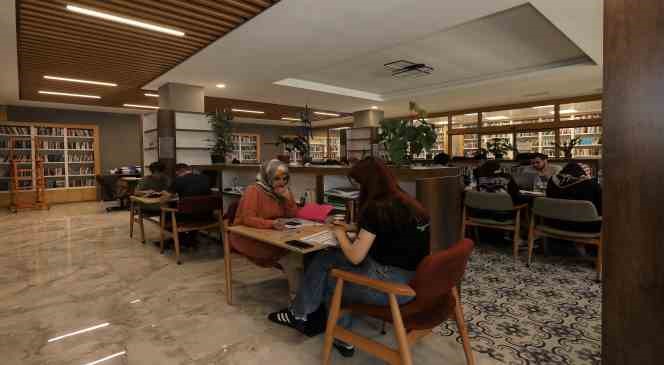 Ulu Cami K&uuml;t&uuml;phanesi dolup taşıyor
