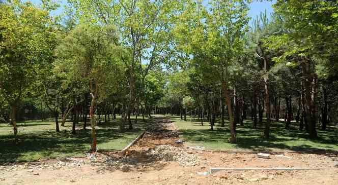 Ataşehir’de hem park sayısı artıyor hem de mevcut parklar yenileniyor
