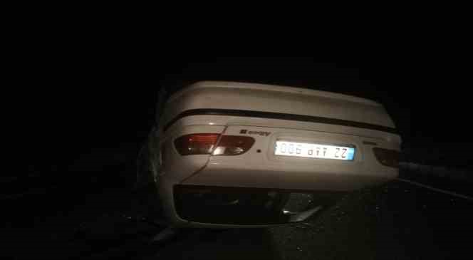 Hafif ticari ara&ccedil; ile otomobilin &ccedil;arpıştığı kazada 2 kişi yaralandı
