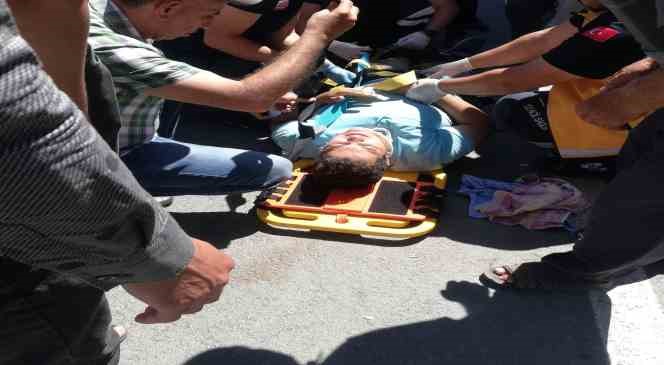 Burdur&rsquo;da otomobille &ccedil;arpışan motosiklet s&uuml;r&uuml;c&uuml;s&uuml; yaralandı
