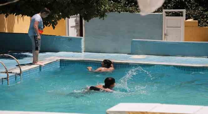 Sıcak havalarda havuza girerek serinliyorlar