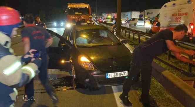 TEM’de tırdan devrilen yüklere otomobil çarptı, trafik felç oldu: 3 yaralı