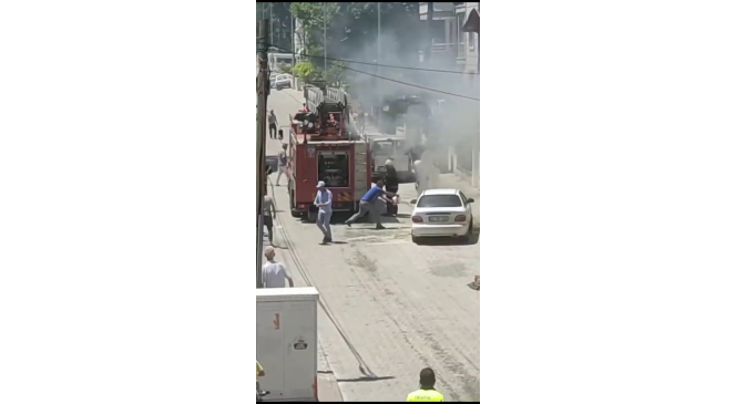 Bir anda motor kısmından duman y&uuml;kseldi, faciadan d&ouml;n&uuml;ld&uuml;
