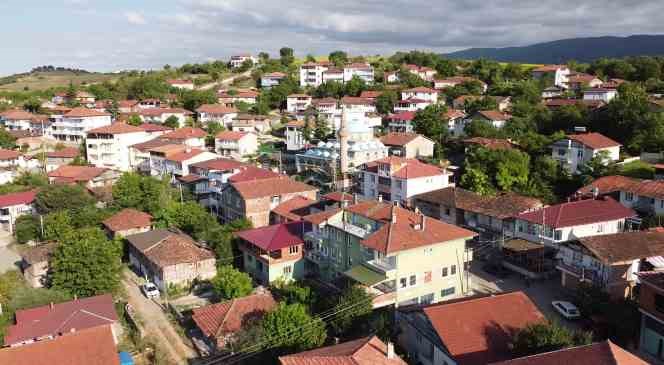 Muhtarlık maaşını kız öğrencilerin eğitimi için harcıyor