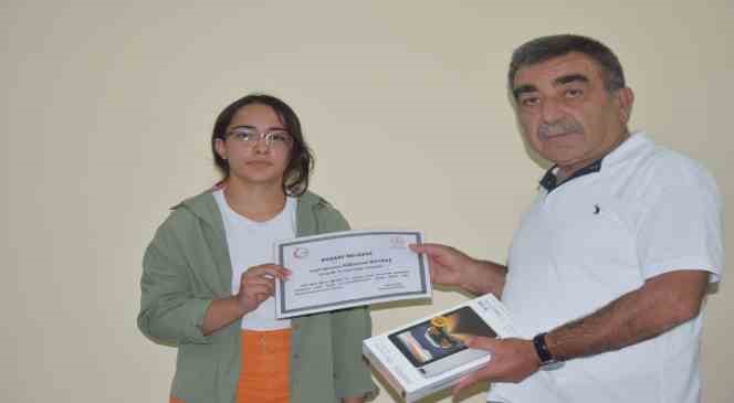 LGS'de başarı gösteren öğrencilere ödül verildi