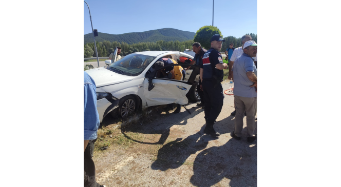 Kavşakta meydana gelen kazada 7 kişi yaralandı