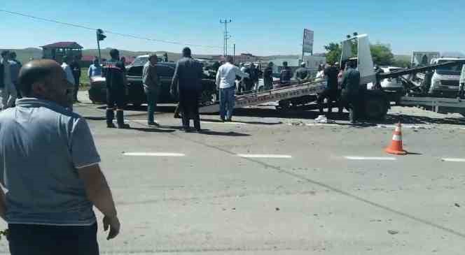 Karayazı’da trafik kazası: 3 yaralı
