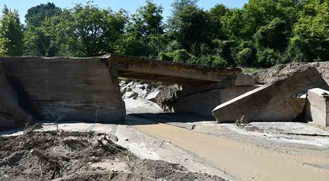 Vali Kılıç, sel sebebiyle çöken yol ve köprüyü inceledi
