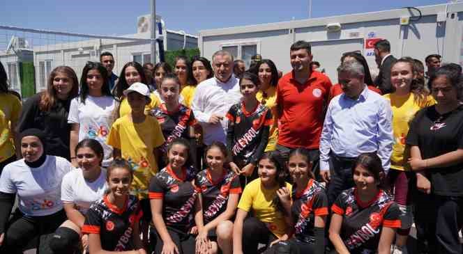 Bakan Bak, Adıyaman’da depremzede gençlerle buluştu