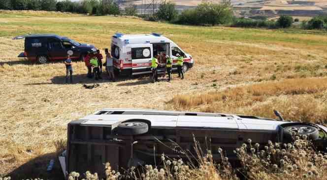 Tekstil işçilerini taşıyan minibüs tarlaya uçtu: 5 yaralı