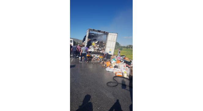 Kargo tırının dorsesinde çıkan yangını ekipler söndürdü