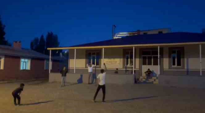 Digor’da kaymakam çocuklarla top oynadı