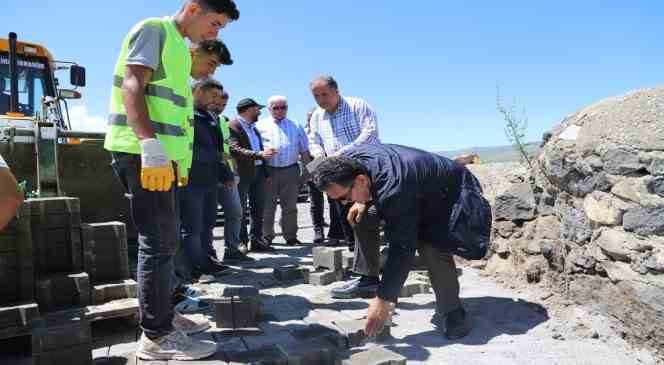 Başkan Demir, yol yapım &ccedil;alışmalarını yerinde inceledi
