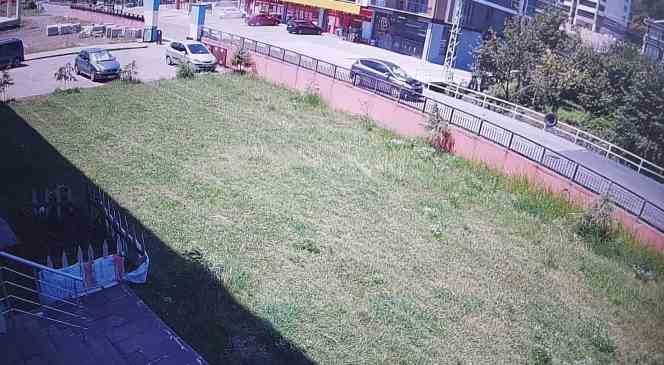 U d&ouml;n&uuml;ş&uuml; yapmak isteyen otomobile &ccedil;arptı
