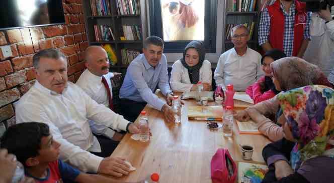Bakan Bak, Adıyaman&rsquo;da depremzede gen&ccedil;lerle buluştu

