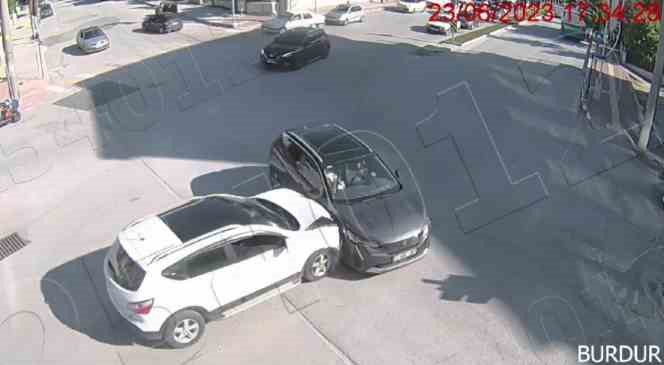 Burdur’daki trafik kazaları güvenlik kameralarına yansıdı