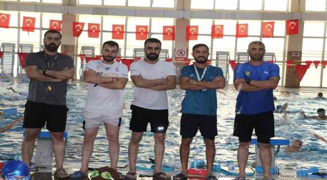 Şırnaklı &ccedil;ocuklar hem y&uuml;zme &ouml;ğreniyor hem eğleniyor
