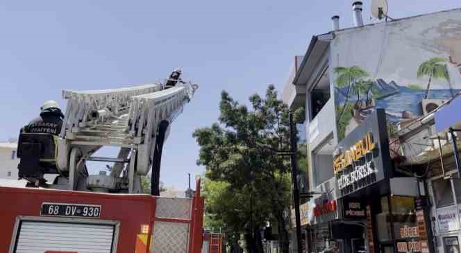 Aksaray&rsquo;da d&ouml;ner salonundaki yangın kokuttu
