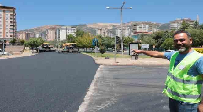 Depremin merkezinde sıcak havada asfalt döken işçilerin zorlu mesaisi